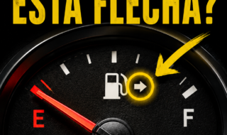 Cuadro de instrumentos del coche con una pequeña flecha junto al símbolo del combustible