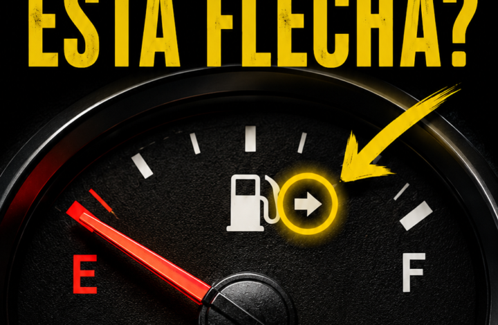 Cuadro de instrumentos del coche con una pequeña flecha junto al símbolo del combustible
